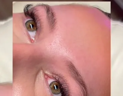 Sourcil avant la prestation : poils fins et couchés