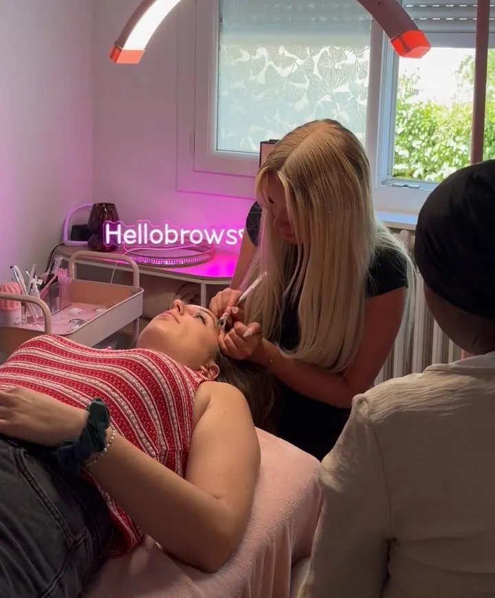 Héloïse en démonstration de browlift sur une modèle, au studio