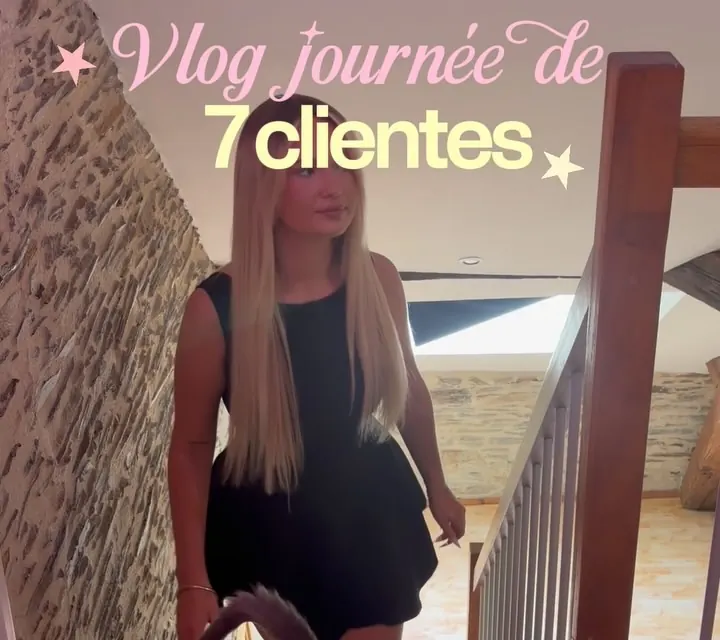 Héloïse dans son studio, sous l'arche lumineuse rose
