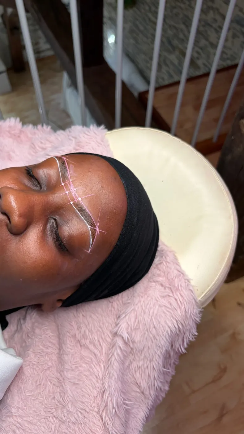 Cliente allongée, les deux sourcils mappés avant la restructuration